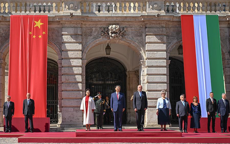 当地时间5月9日上午,国家主席习近平在布达佩斯出席匈牙利总统舒尤克和总理欧尔班共同举行的隆重欢迎仪式。新华社记者 谢环驰 摄