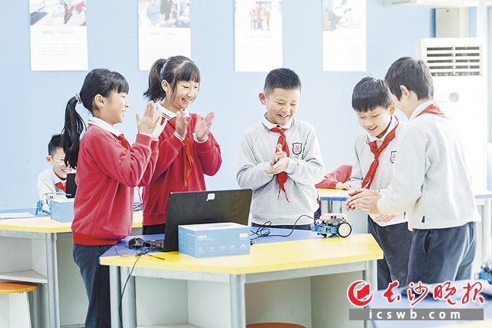 芙蓉区育英西垅小学的无作业日里,孩子们找到自己喜爱的领域进行探索。照片由学校提供 芙蓉区育英西垅小学的无作业日里,孩子们找到自己喜爱的领域进行探索。照片由学校提供