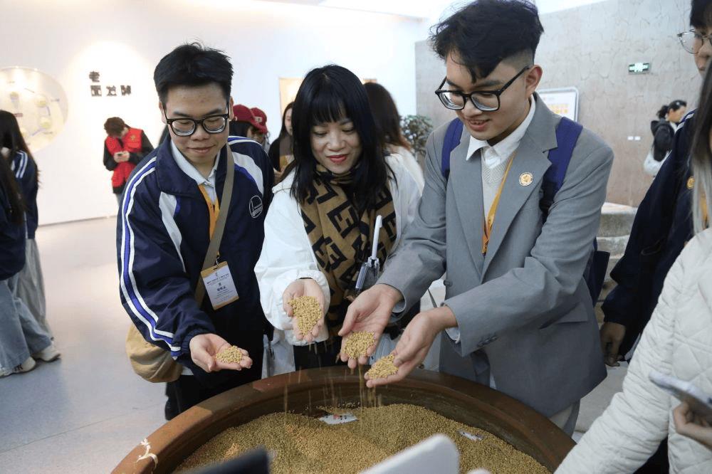 2026年3月30日,参加“红色研学之旅”的越南青年在河北参观新农村建设。