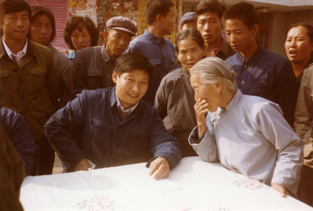 这是1983年,时任河北正定县委书记的习近平,临时在大街上摆桌子听取老百姓意见。
