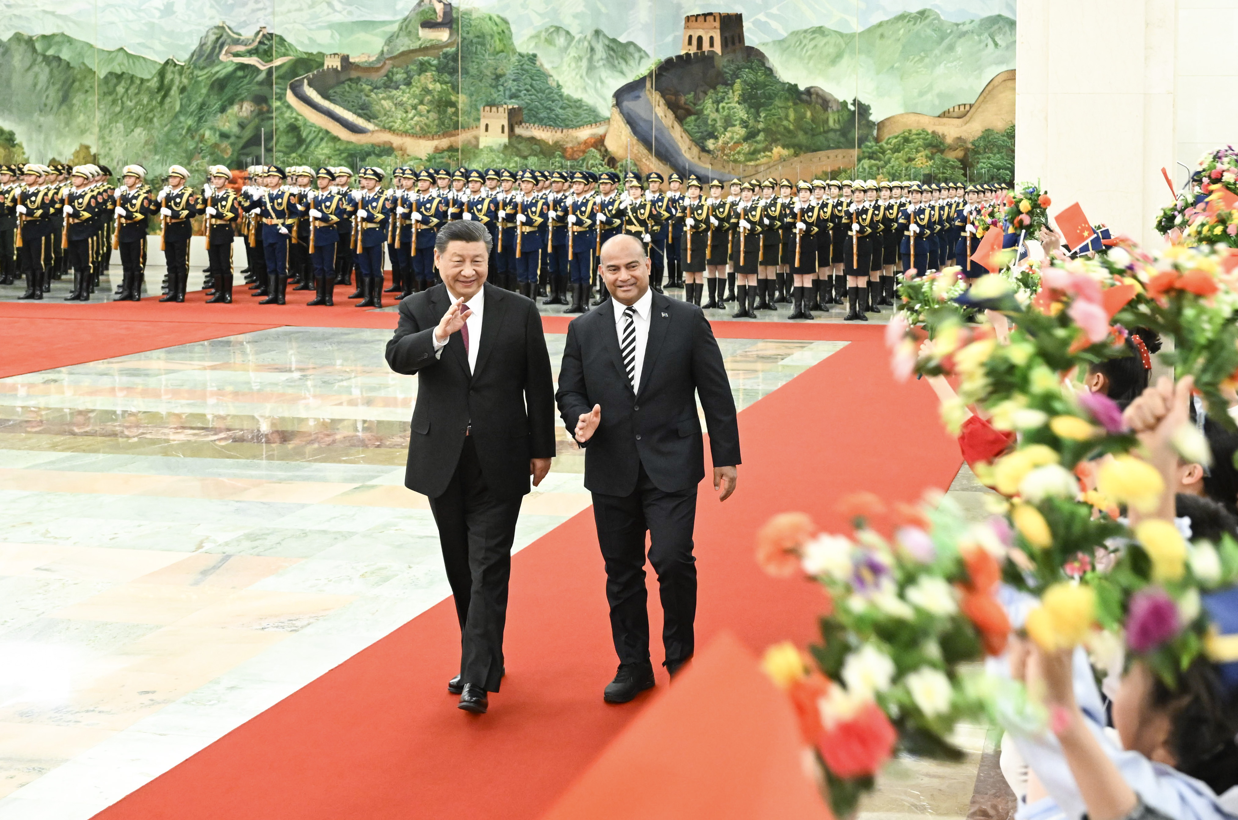 ?2024年3月25日,习近平在人民大会堂北大厅为阿迪昂举行欢迎仪式。